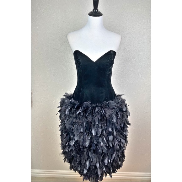 Tadashi Shoji Dresses & Skirts - Fabulous Vintage Tadashi Velvet Feather Dress